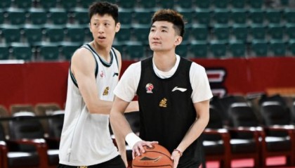 爱游戏登陆入口-背水一战迎来复出？孙铭徽现身浙江广厦G2赛前踩场训练